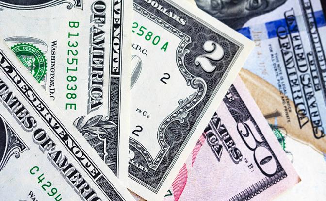 Курс валют сегодня: доллар и евро рванули вверх на открытии торгов