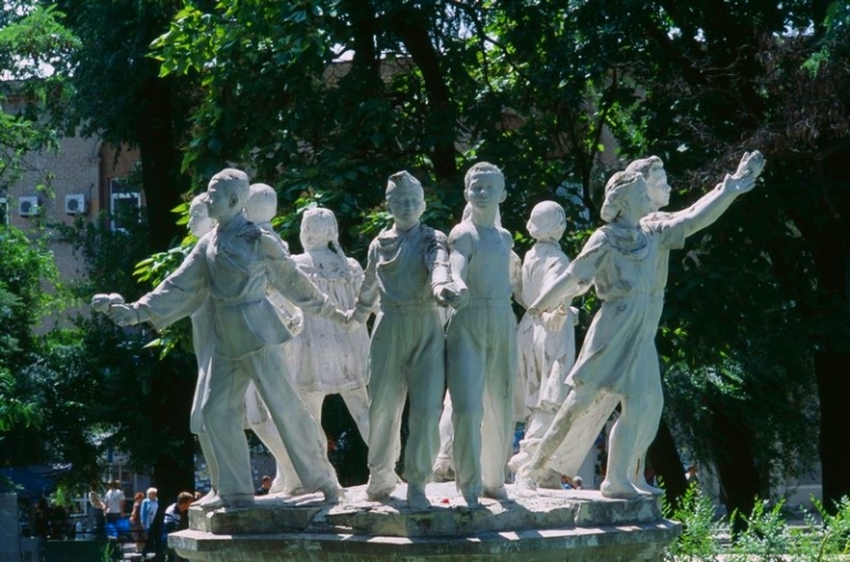 На фото: фонтан советских времен в Днепропетровске, 2008 год