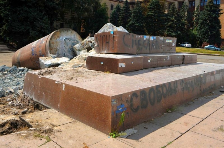На фото: городские власти снесли памятник Ленину в центре Днепропетровска,19 августа 2014 года