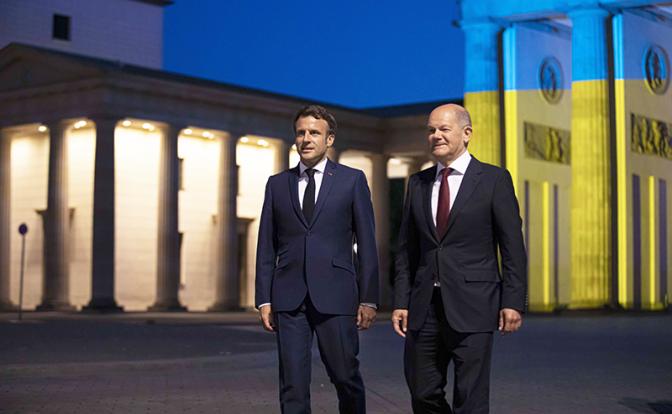 На фото: президент Франции Эмманюэль Макрон и канцлер Германии Олаф Шольц (слева направо).