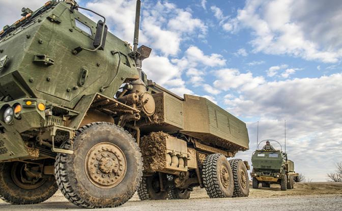 На фото: реактивные системы залпового огня M142 HIMARS.