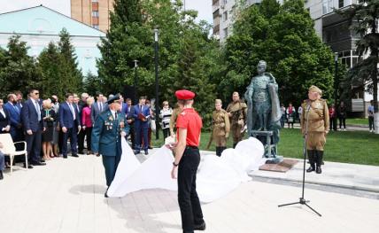 На фото: торжественная церемония открытия Мемориала "Сынам полков" в Курске