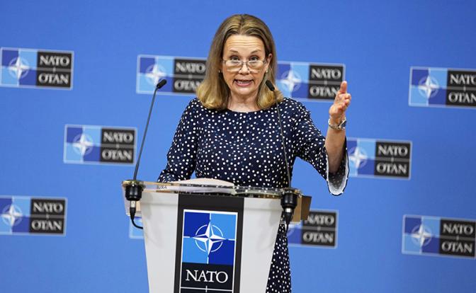 На фото: постоянный представитель США при НАТО Джулианн Смит.