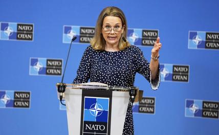 На фото: постоянный представитель США при НАТО Джулианн Смит.