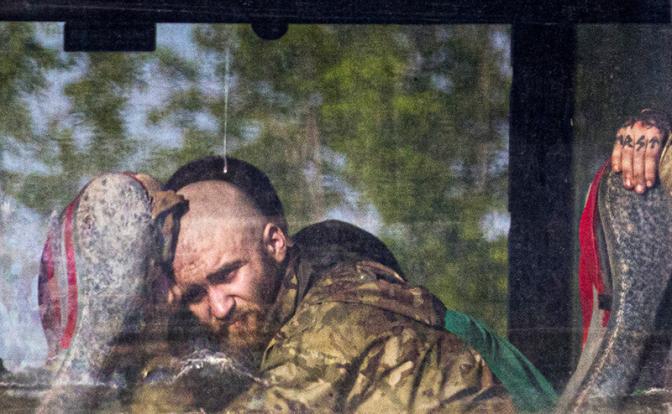 На фото: сдавшиеся в плен военнослужащие украинской армии.