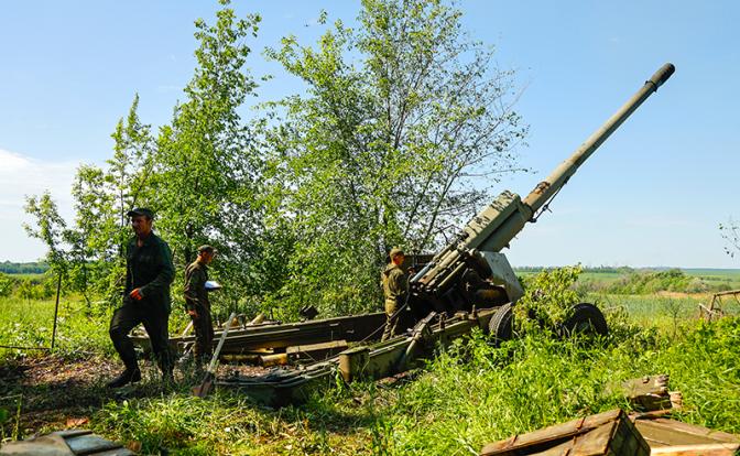 На фото: военнослужащие Народной милиции ДНР во время выполнения боевых задач под городом Авдеевка.