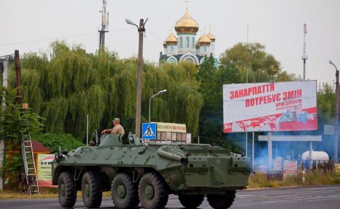 На фото: украинские вооруженные силы возле западноукраинского города Мукачево, Закарпатская область