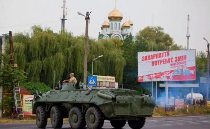 На фото: украинские вооруженные силы возле западноукраинского города Мукачево, Закарпатская область