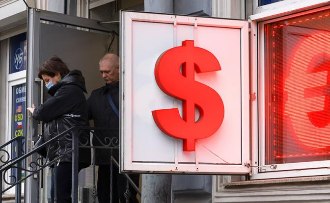 Новости курса валют: стало известно, за сколько можно купить доллары и евро в Сбербанке