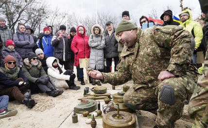 На фото: военные учения для гражданского населения в Киеве.