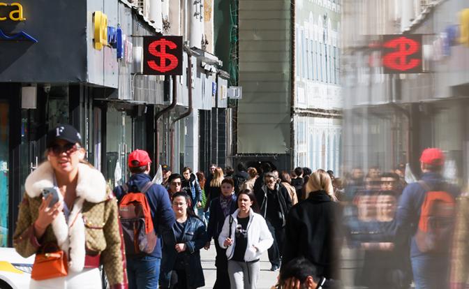 Курс валют 9 июня: доллар и евро продолжают рушиться на торгах