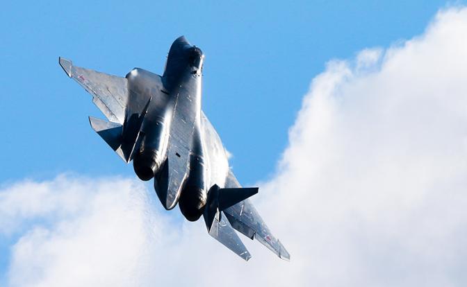На фото: истребитель Су-57.