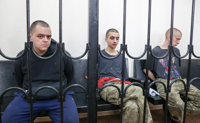 На фото: гражданин Великобритании Эйден Эслин, гражданин Марокко Саадун Брагим и гражданин Великобритании Шон Пиннер (слева направо) во время оглашения приговора в Верховном суде.