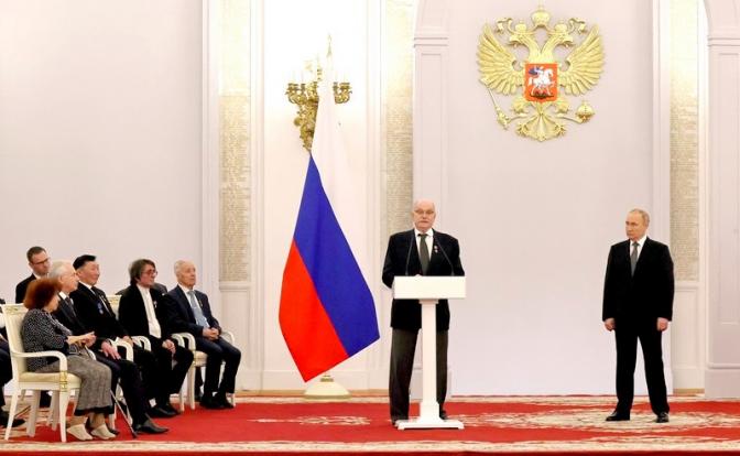 На фото: президент России Владимир Путин (справа) и режиссер Никита Михалков (в центре), удостоенный звания Героя Труда, в Кремле во время церемонии вручения государственных наград РФ в области науки и технологий, литературы и искусства, 12 июня 2022 года
