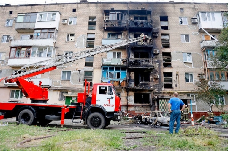 На фото: последствия обстрела Вооруженными силами Украины (ВСУ) в Куйбышевском районе Донецка, 13 июня 2022 года
