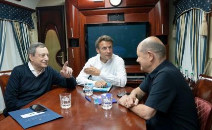 На фото: премьер-министр Италии Марио Драги (слева), президент Франции Эммануэль Макрон и канцлер Германии Олав Шольц (СДПГ) сидят в поезде, едущем в Киев. Три главы правительств прибыли утром в Украину