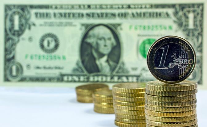 Курс валют сегодня: доллар и евро активно растут