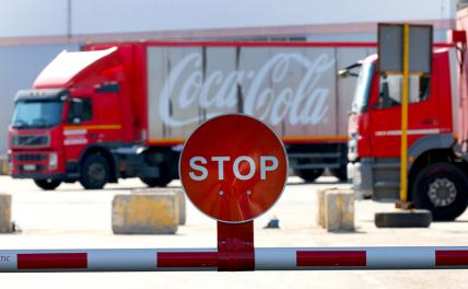 На фото: въезд на территорию завода ООО "Кока-кола эйчбиси Евразия московский завод". Компания Coca-Cola HBC AG, в состав которой входят производители и дистрибьюторы ее продукции в России, находится в процессе сокращения мощностей.