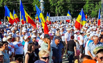 На фото: участники акции протеста на одной из улиц Кишинева.