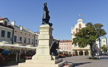 На фото: вид на памятник Тадеушу Костюшко на площади в Жешуве.