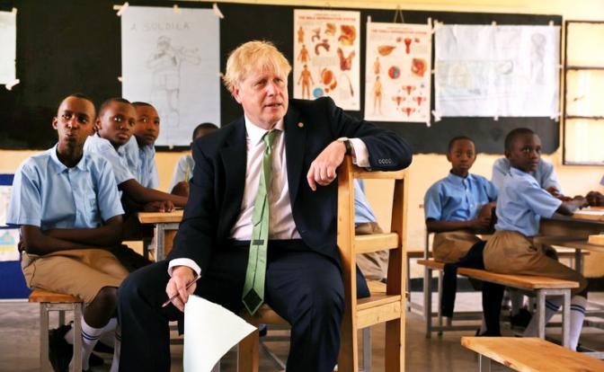На фото: премьер-министр Великобритании Борис Джонсон во время визита в школу GS Kacyiru II в Руанде