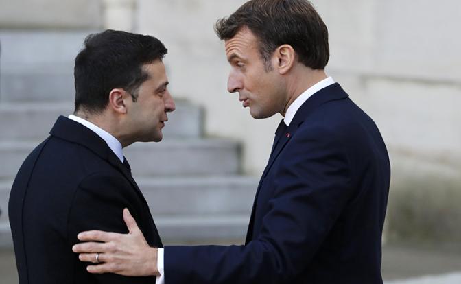 На фото: президент Украины Владимир Зеленский и президент Франции Эмманюэль Макрон (слева направо).
