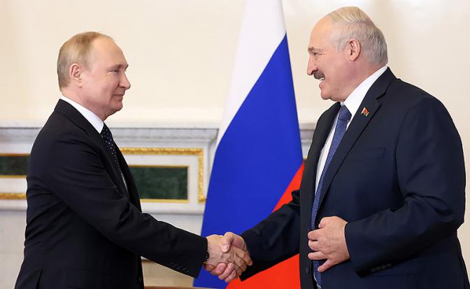 На фото: президент РФ Владимир Путин и президент Белоруссии Александр Лукашенко (слева направо)