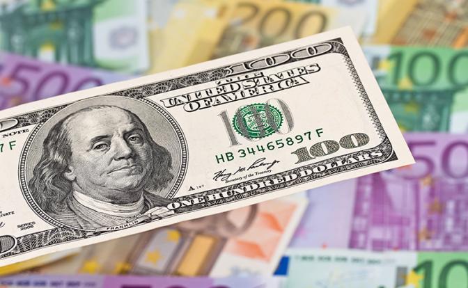 Новости курса валют: в Сбербанке взлетели цены на доллары и евро