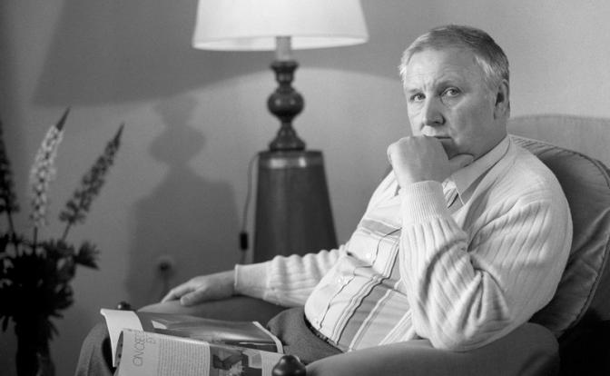 На фото: телеведущий Георгий Зубков в домашней обстановке, 1982 год
