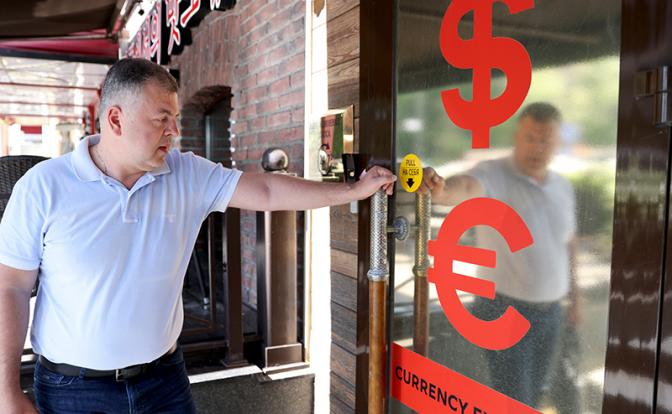 Новости курса валют: в Сбербанке растут цены на доллары и евро