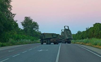 На фото: американские реактивные системы залпового огня M142 HIMARS.