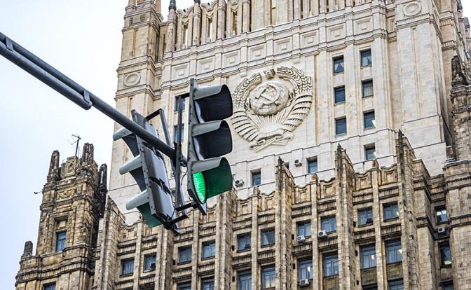 На фото: вид на здание МИД РФ в Москве