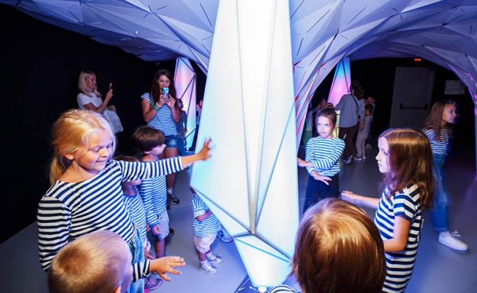 В День семьи, любви и верности на ВДНХ можно будет принять ванну с красками