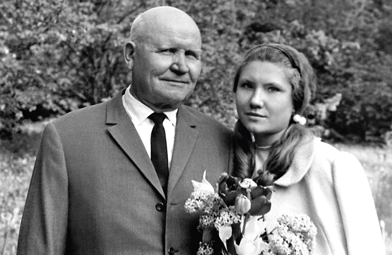 На фото: И.С. Конев с дочерью Наталией. 1962 год