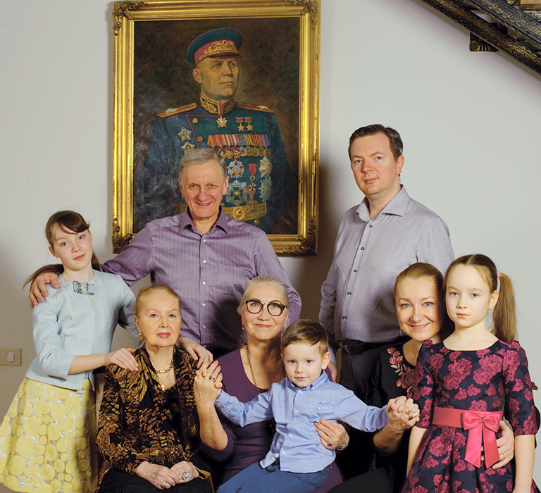 На фото: дочь маршала Наталия Ивановна Конева (в центре) в окружении родных, детей и внуков