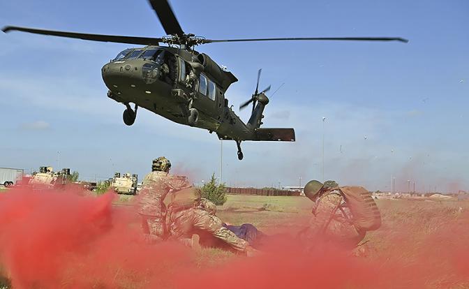 На фото: UH-60 Black Hawks