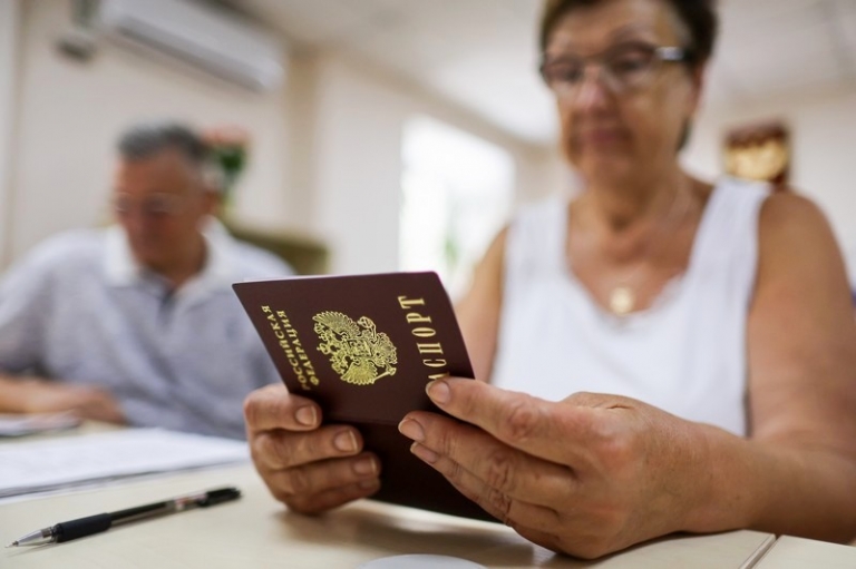 На фото: женщина, получившая российский паспорт в пункте приема документов на российское гражданство в Херсоне