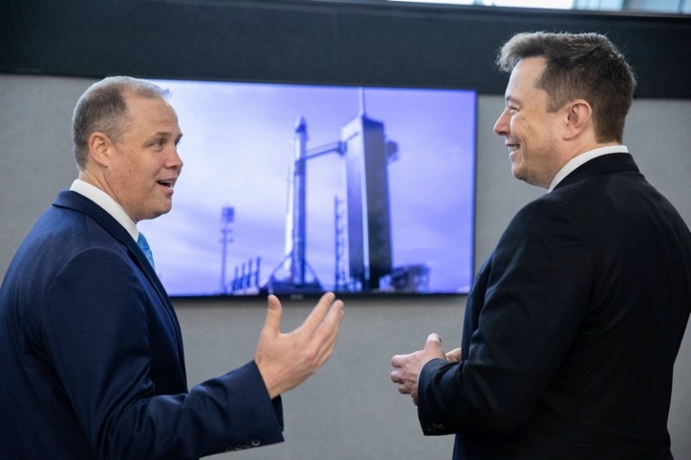 На фото: администратор НАСА Джим Брайденстайн (слева) и главный инженер SpaceX Илон Маск беседуют в Firing Room 4 в Центре управления запуском Космического центра Кеннеди в ожидании старта ракеты SpaceX Falcon 9 и Космического корабля Crew Dragon во время испытания на прерывание полета без экипажа, 2020 год