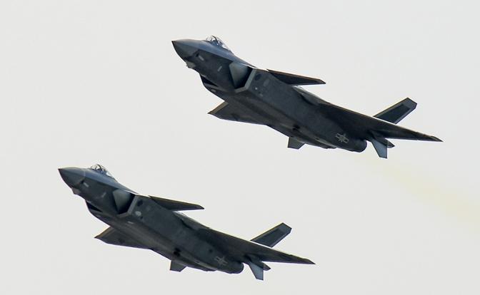 На фото: истребители пятого поколения Chengdu J-20, разработанные компанией Chengdu Aerospace Corporation для ВВС КНР