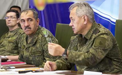 На фото: министр обороны РФ Сергей Шойгу (справа).