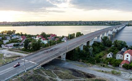 На фото: Антоновский мост в Херсоне.