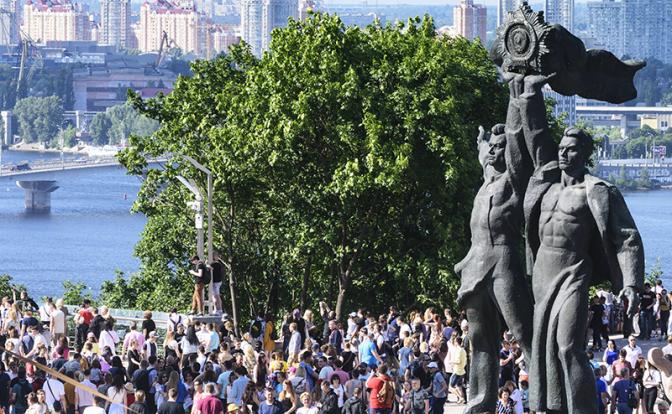 На фото: скульптура украинского и русского рабочего под Аркой дружбы народов (фото из архива)