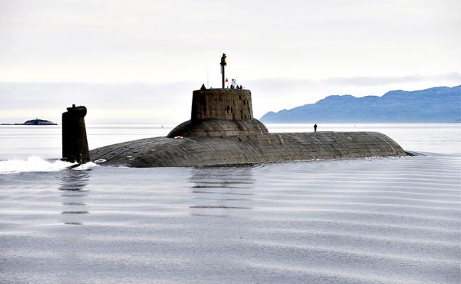 На фото: атомная подводная лодка ТК-208 "Дмитрий Донской" проекта 941 типа "Тайфун".