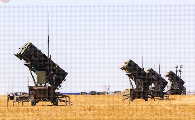 На фото: американские зенитно-ракетные комплексы Patriot
