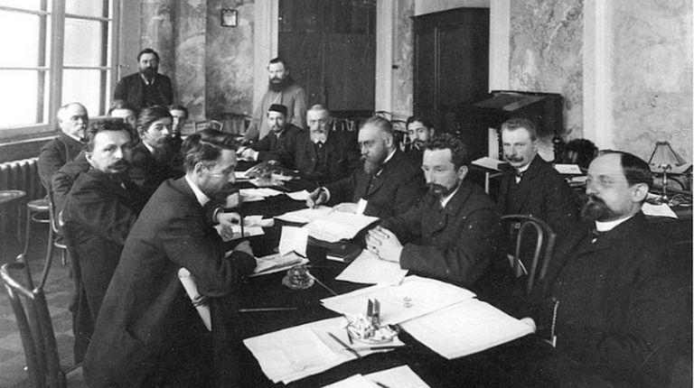 На фото: группа депутатов Первой Государственной Думы во время совещания. 1906 год