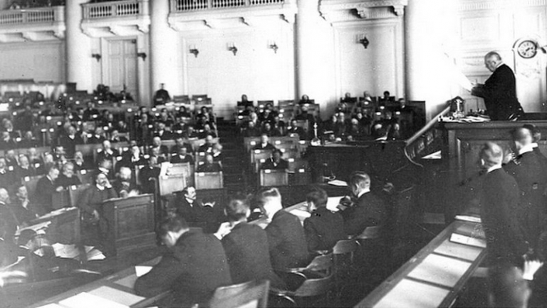 На фото: депутаты Второй Государственной Думы на заседании в Таврическом дворце. 1907 год