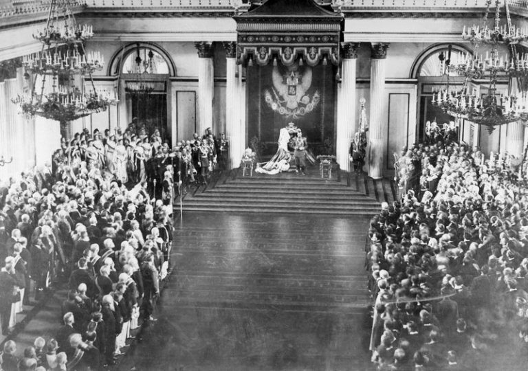 На фото: российский император Николай II (в центре) во время тронной речи на церемонии открытия Государственного совета и Государственной думы Российской империи I созыва в Зимнем дворце. 1906 год
