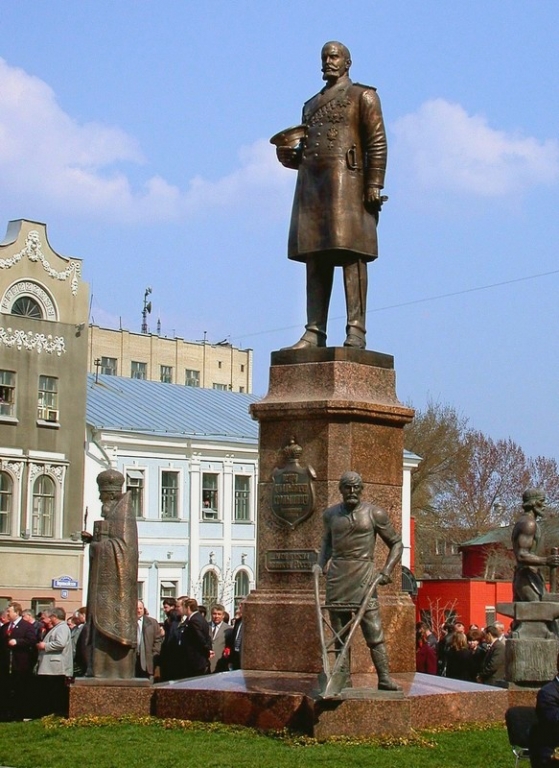 На фото: памятник реформатору П. А. Столыпину в Саратове