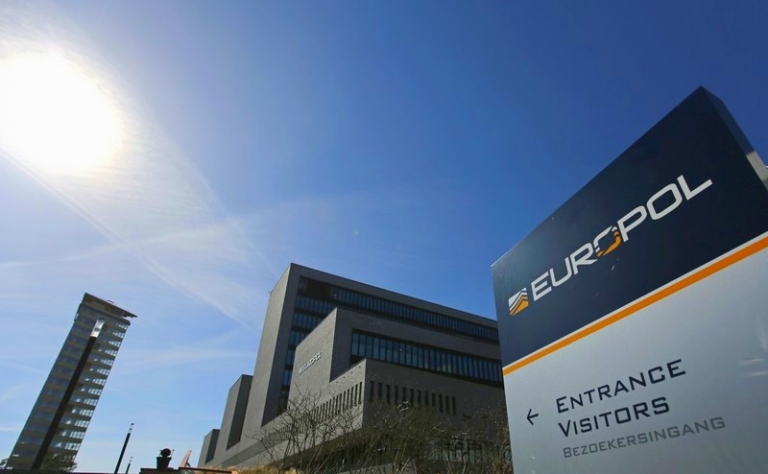 На фото: логотип Европола на входе в здание штаб-квартиры в Гааге, Нидерланды