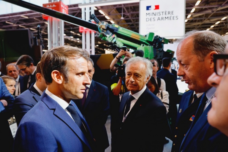 На фото: президент Франции Эммануэль Макрон (слева) беседует с промышленниками-оружейниками возле самоходной гаубичной артиллерийской системы CAESAR 